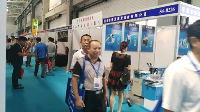 AK（中国）一站式服务平台激光展位前