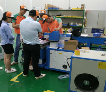 AK（中国）一站式服务平台激光培训专员为客户培训中