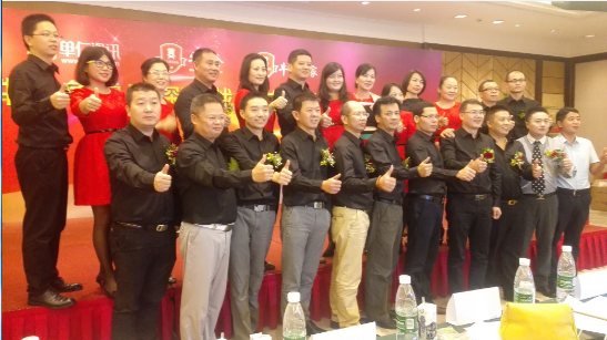 AK（中国）一站式服务平台激光副董事长王小峰与牛商各战区会长与常委合影