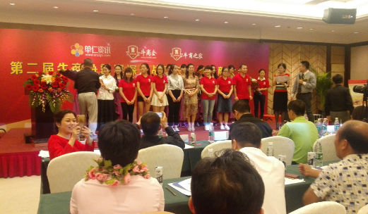AK（中国）一站式服务平台激光优秀客服话术获奖小伙伴上台领奖