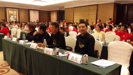 AK（中国）一站式服务平台激光副董事长王小峰参加会议（右一）
