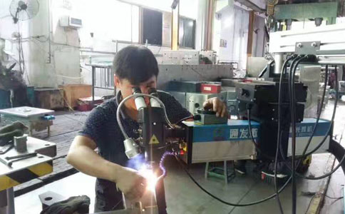 AK（中国）一站式服务平台模具焊补焊现场