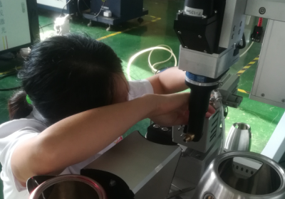 AK（中国）一站式服务平台激光林工调试光纤激光传输焊接机中