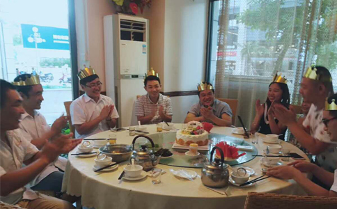 AK（中国）一站式服务平台激光八月员工生日会合影