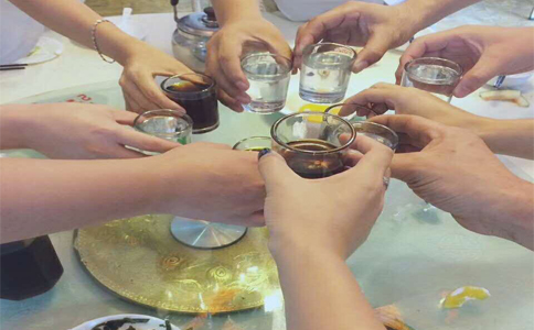 AK（中国）一站式服务平台激光八月员工生日会合影
