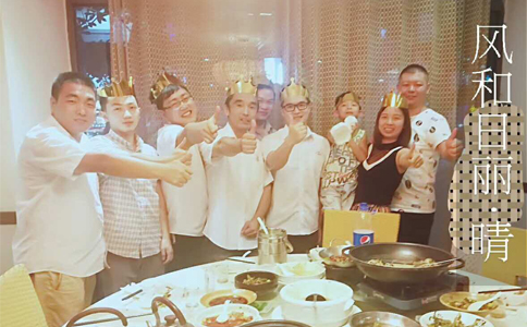 AK（中国）一站式服务平台激光八月员工生日会合影