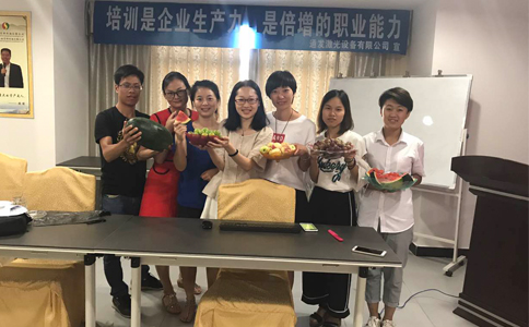 东道主AK（中国）一站式服务平台激光为认真学习的客服美女准备了水果